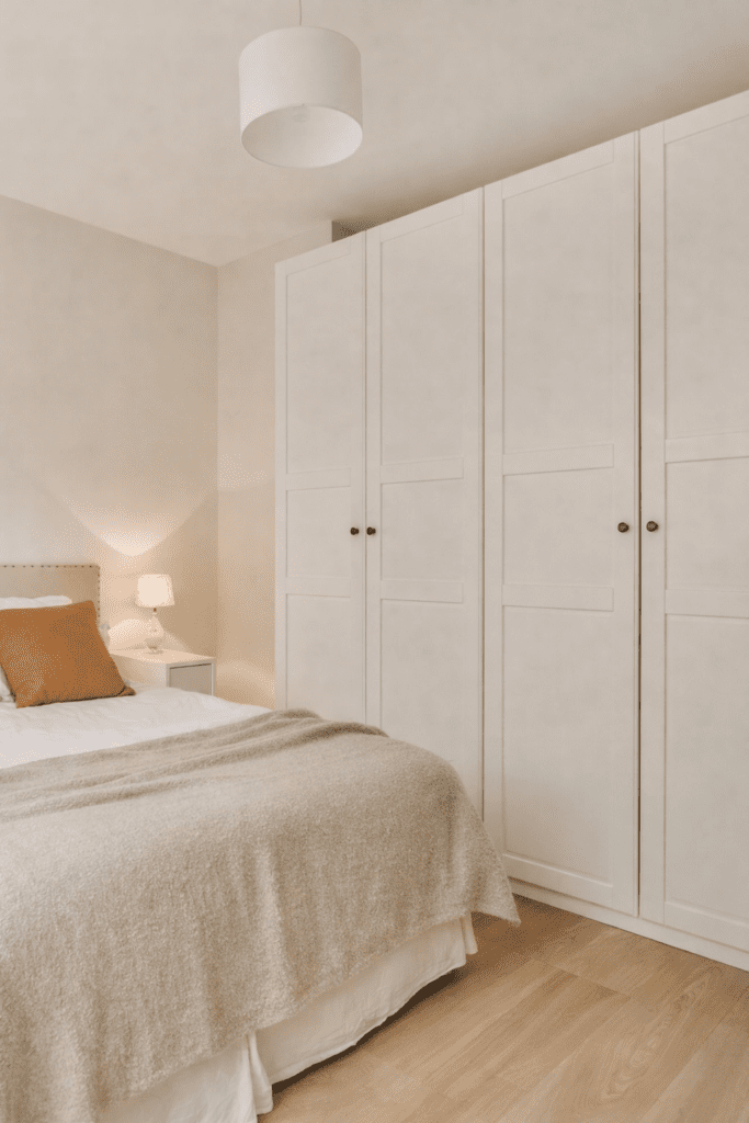 Magamistoa garderoob valgete ustega minimalistlikus interjööris